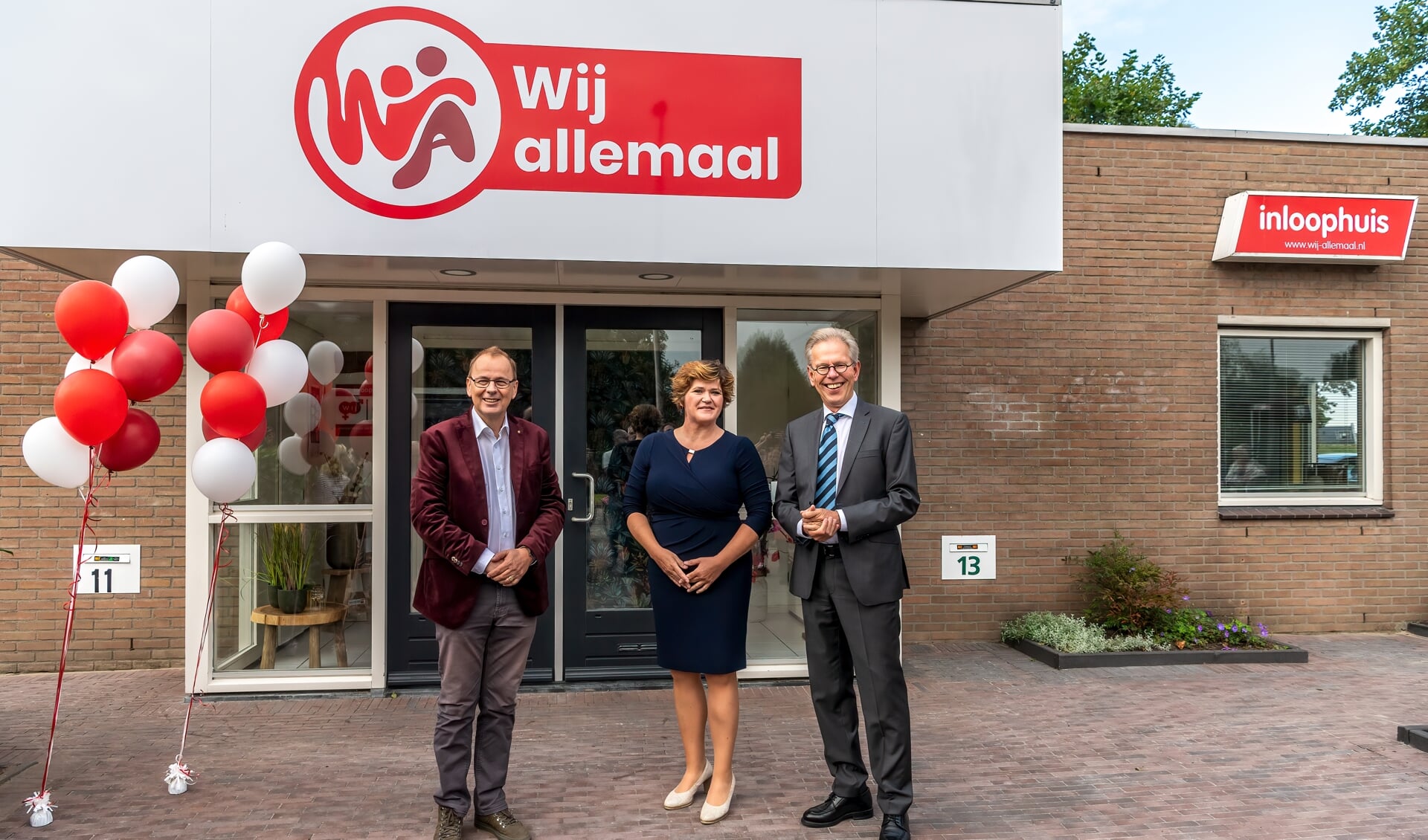 Bestuursvoorzitter Frits Hamann, coördinator Wendy  Kok en burgemeester Don Bijl na de onthulling van het nieuwe logo. 