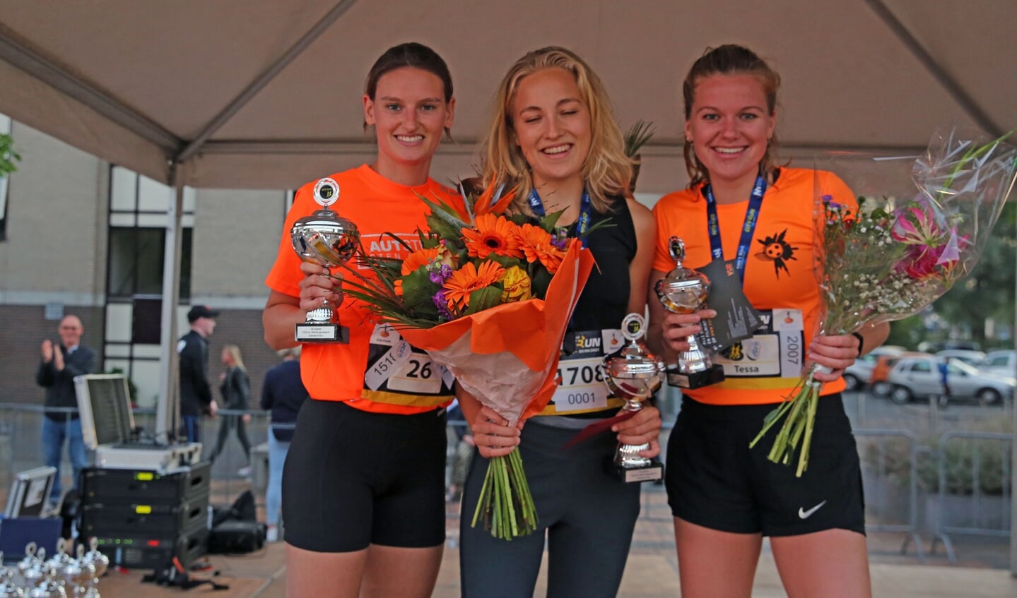 Podium vrouwen 5 kilometer: vlnr Danouk Bannink (2e), Selma Heijdra (1e) en Tessa Entius (3e).