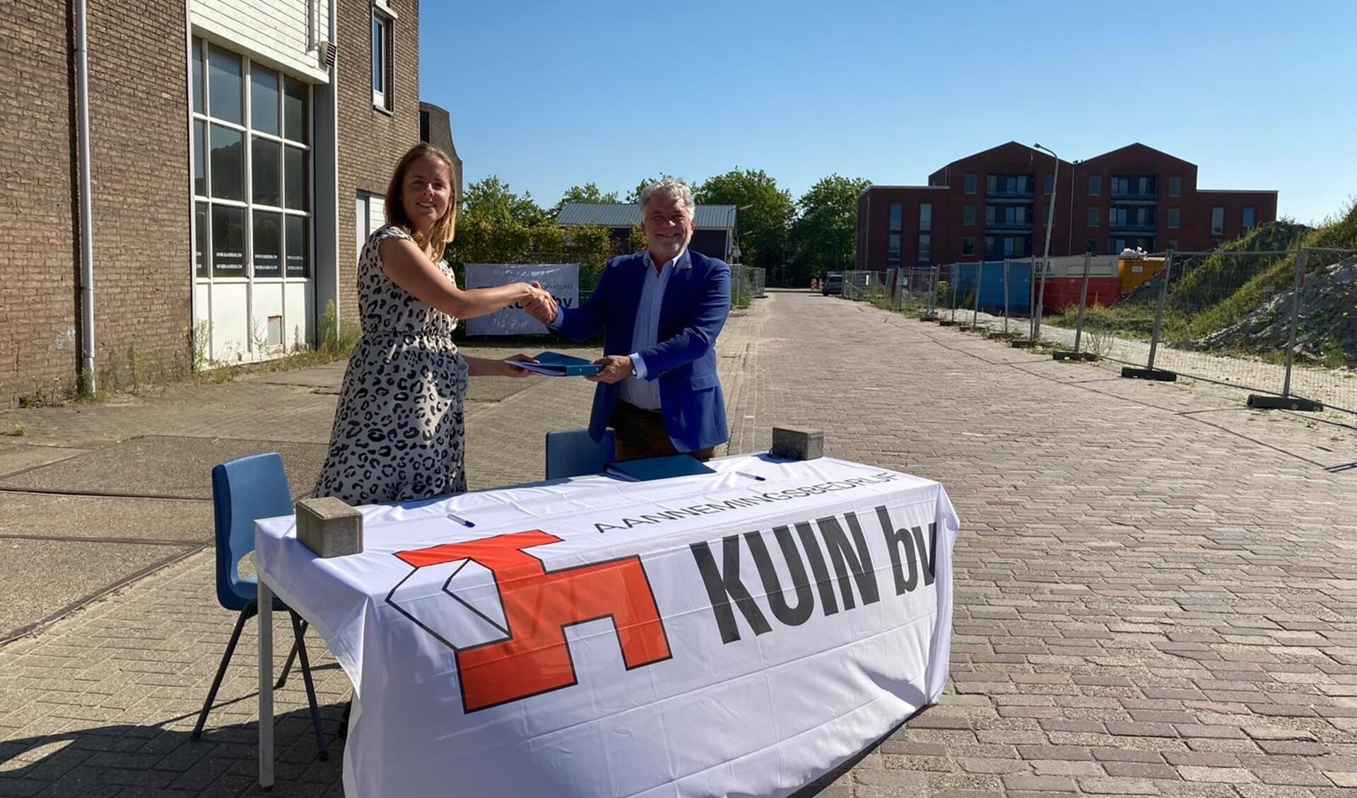 Wethouder Jongenelen en Suzanne Kuin van Kuin Vastgoedbeleggingen B.V., ondertekenen de exploitatieovereenkomst over de ontwikkeling van het plan. 
