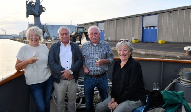 <p>Noord-Amsterdammers Fred en Ans Klaasen, Jan en Nina Blanken hadden een mooi en rustig plekje gevonden op het onderste achterdek.</p>
