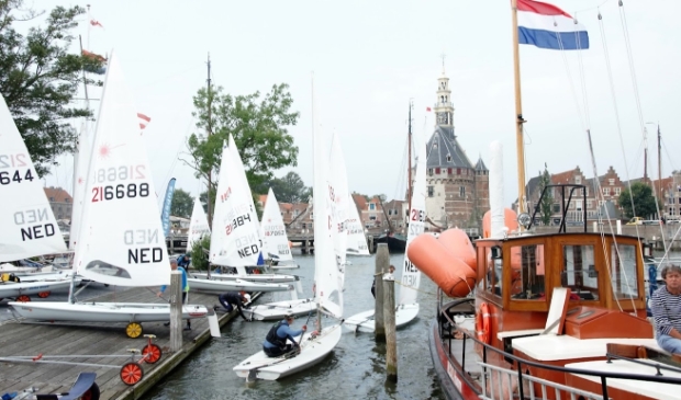 <p>Vertrek vanuit haven Hoorn.</p>