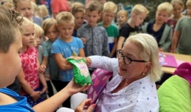 Juf Jenny die elke klas trakteert op een zak met hartjes. Zoals ze vanaf 1978 elke vrijdagmiddag haar eigen kinderen een hartje gaf.