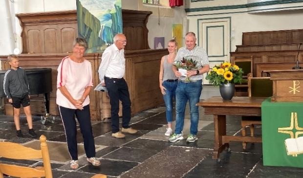 <p pstyle="PLAT">Hans Rijken met de bloemen voor 'zijn' orgel</p>