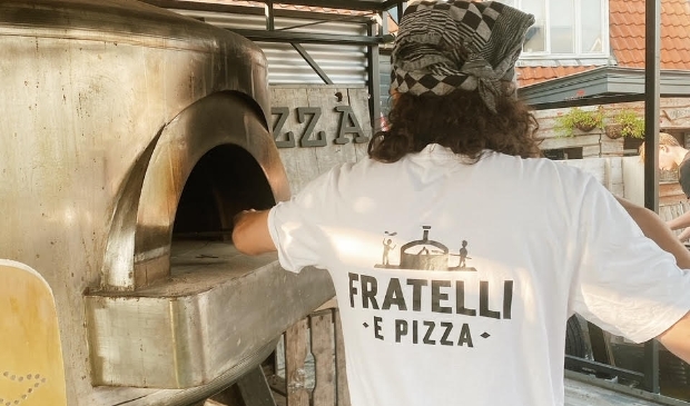 <p>De pizza's worden in een houtgestookte oven op locatie vers gebakken. </p>