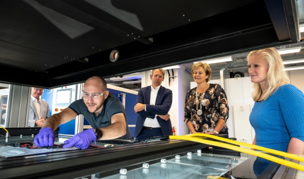 <p>Gedeputeerde Ilse Zaal opent het Solar Lab -Ton de Jong (MD TNO EnergieTransitie), burgemeester van Schagen Marjan van Kampen en Ilse Zaal in het Solar Lab </p>