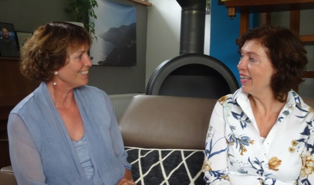 <p>Vrijwilligster Annelies Dieperink (rechts) in gesprek met ouderenadveseur Rettie Bentvelsen.</p>