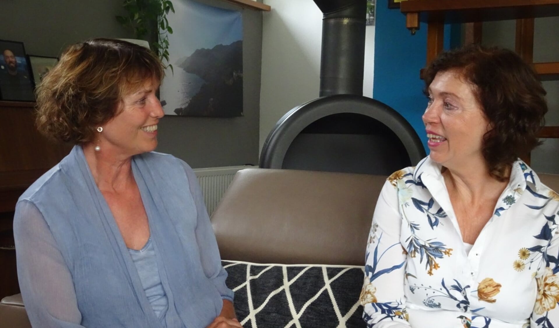 Vrijwilligster Annelies Dieperink (rechts) in gesprek met ouderenadveseur Rettie Bentvelsen.