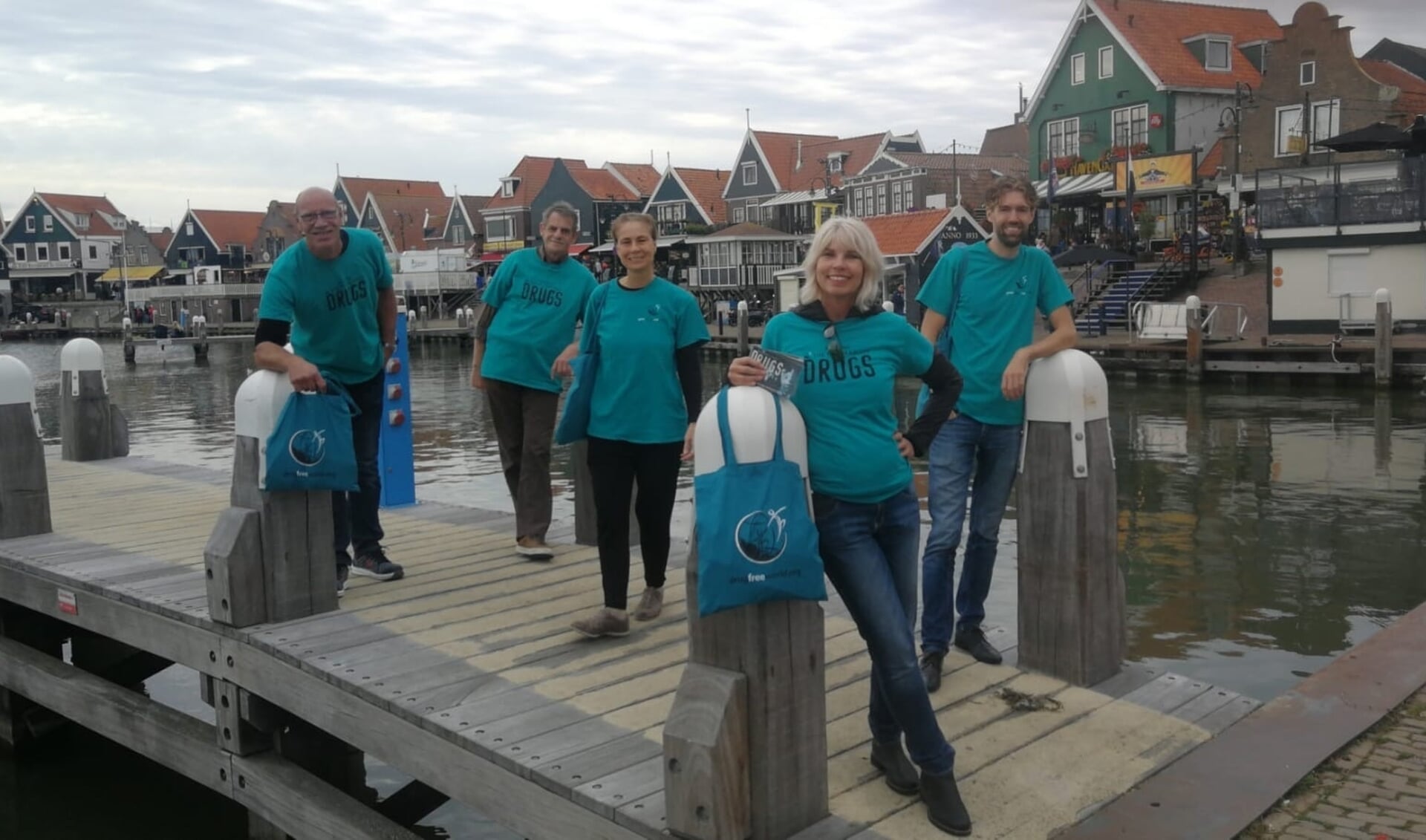 De vrijwilligers - op de foto tijdens een eerdere actie in Volendam - houden zaterdag een flyeractie in Heemskerk. 