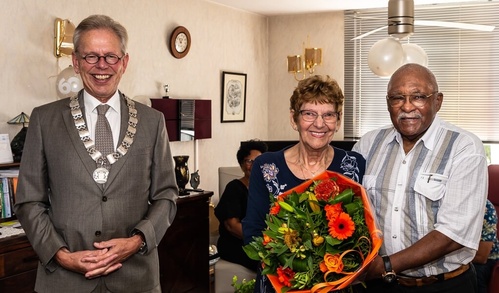 Burgemeester Don Bijl feliciteert Harry en Rita Enser-de Haan met hun diamanten huwelijk.