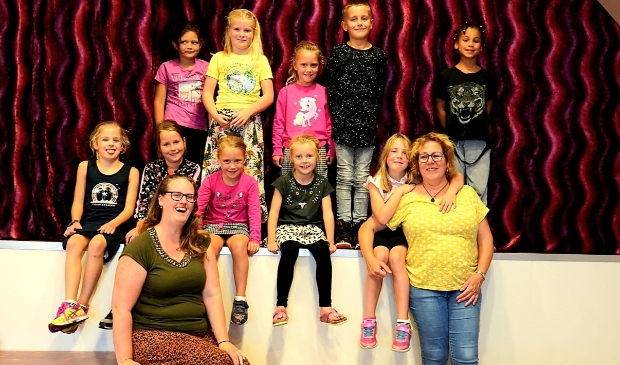 <p>Initiatiefneemsters Vanessa (linksvoor) en Esther (rechtsvoor) hopen dat de Kidsclub gaat leven in Hensbroek en Wogmeer.</p>