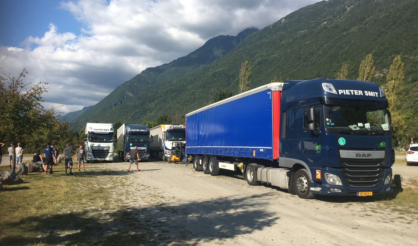 Diverse vrachtwagens worden ingezet om spullen te vervoeren. 