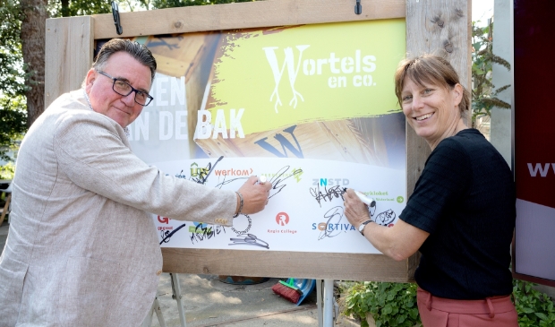 <p>Wethouders Mario Hegger en Natasja Groothuismink verrichten de officiële opening van Wortels en co.</p>