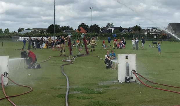 <p>De brandweer verzorgt spelletjes voor de kids.</p>