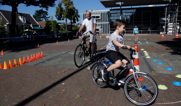 <p>(Klein)kinderen en (groot)ouders konden hun fietsvaardigheid testen</p>