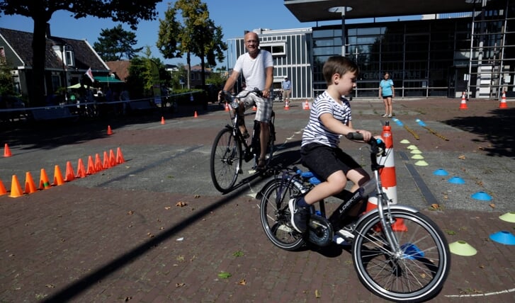 (Klein)kinderen en (groot)ouders konden hun fietsvaardigheid testen