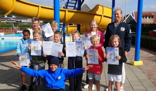 <p>De zwemmertjes laten trots hun diploma zien.</p>