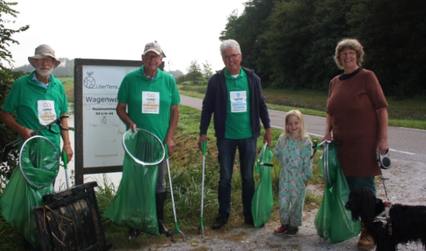 <p>Drie leden van Langedijk4GlobalGoals en enkele bewoners van LiberTerra in Koedijk trokken gezamenlijk op om ter plaatse zwerfafval te verzamelen. </p>