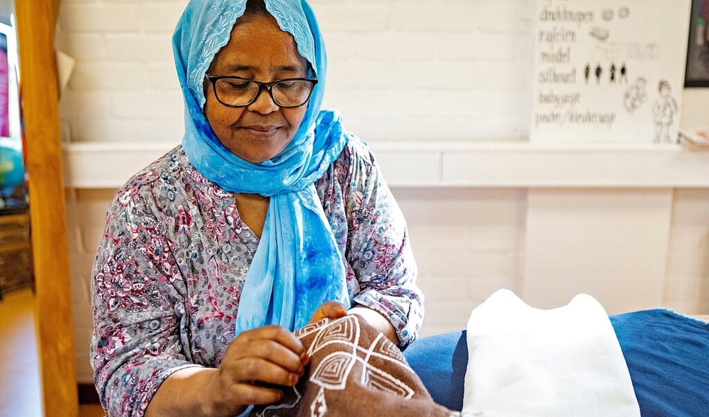 Akberet heeft samen met andere vluchtelingvrouwen gewerkt aan een hoodie met Eritrese motieven, waaronder het koptische kruis.