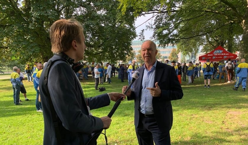 Tata Steel-directeur Hans van den Berg wordt geïnterviewd.
