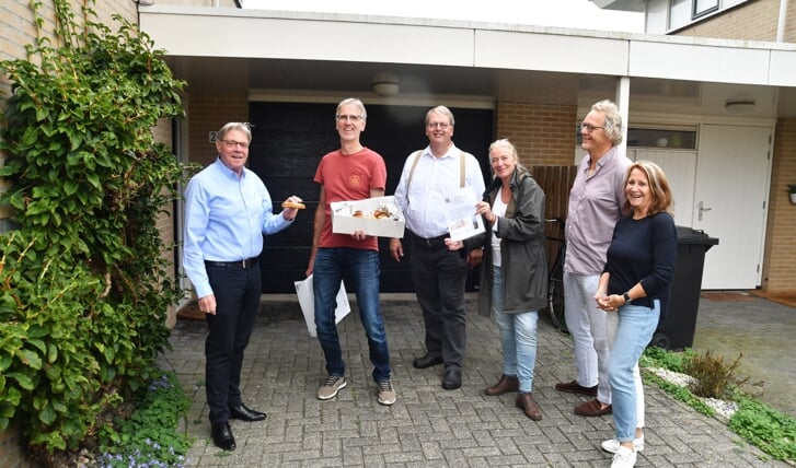 De groep bezorgde bewoners gingen met hartige saucijzenbroodjes langs bij de raadsleden in Hoorn, onder wie Roger Tonnaer (links).