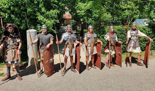 <p>Onder begeleiding van Romeinse legionairs wordt de opening verricht. </p>