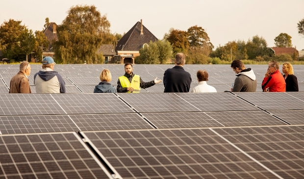 <p>Belangstellenden krijgen uitleg over de zonneweide.</p>