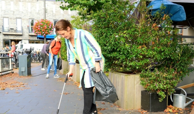 <p>Mascha ten Bruggencate wil Heiloo schoonhouden. </p>