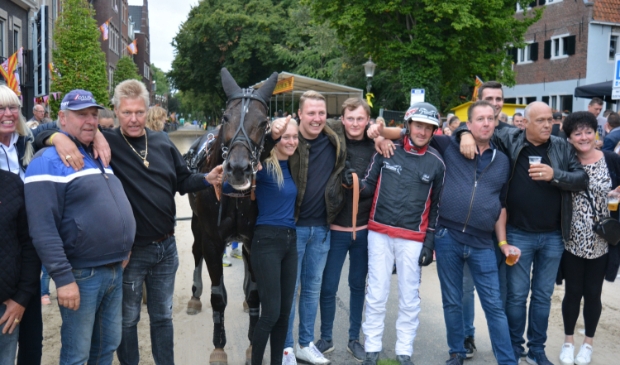 <p>Panic Launcher heeft met pikeur Rick Wester donderdag de kortebaan van Enkhuizen gewonnen. </p>