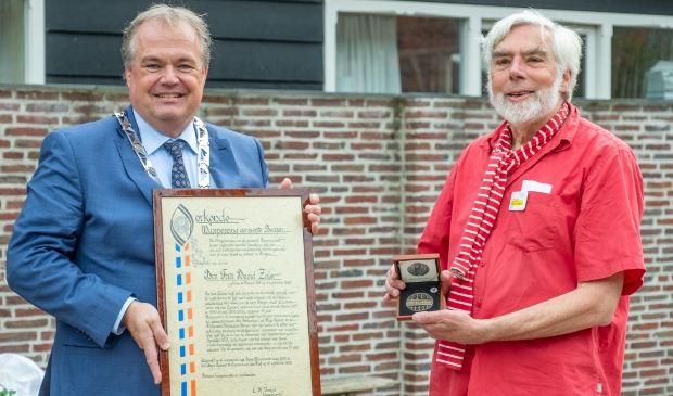 <p>Burgemeester Lars Voskuil reikte 10 september de penning en de oorkonde uit aan Frits David Zeiler</p>