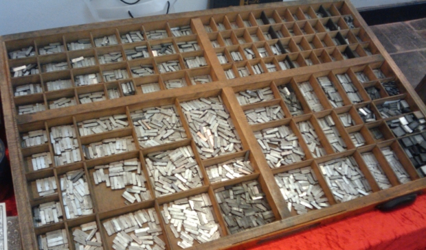 <p>De letterkast waar je met de hand de losse loden letters uit pakte en woorden van vormde. De grafische term 'onderkast' en 'bovenkast' komt hier vandaan. Bovenin lagen de kapitalen/hoofdletters. Rechts lag het 'wit', de spaties. </p>