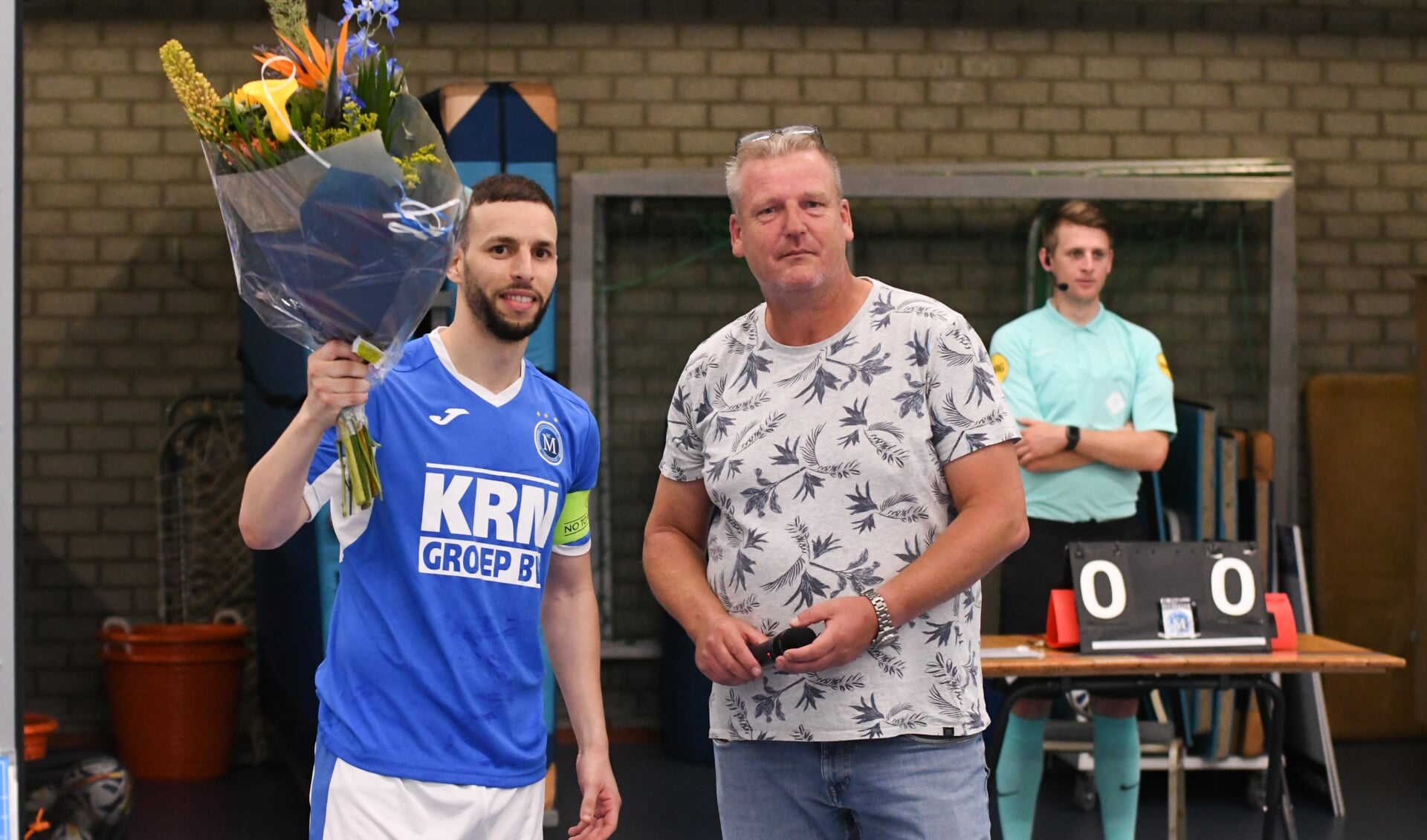 Mo Aitabbi ontving voor de wedstrijd tegen AGOVV uit handen van voorzitter Ruud Nolten bloemen vanwege zijn honderdste interland.