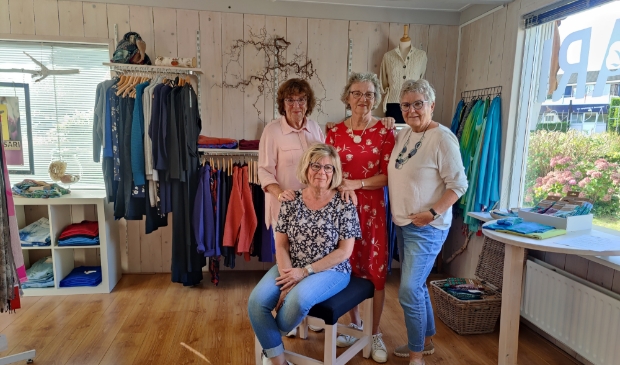 <p>Corry, Joke, Marga en Anneke vertellen met liefde het verhaal achter ieder kledingstuk.</p>