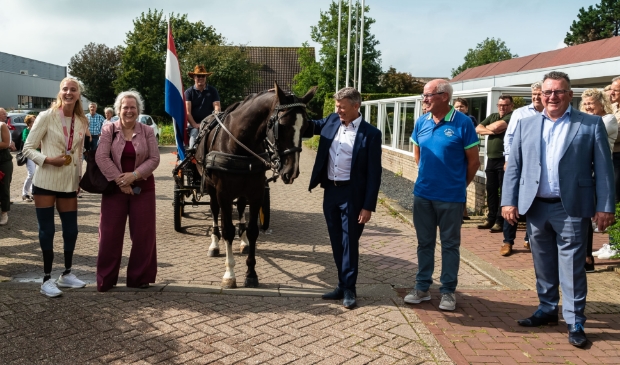 <p>Een grote verrassing wachtte Fleur, hier naast burgemeester Karen Heerschop, bij De Kloek. </p>