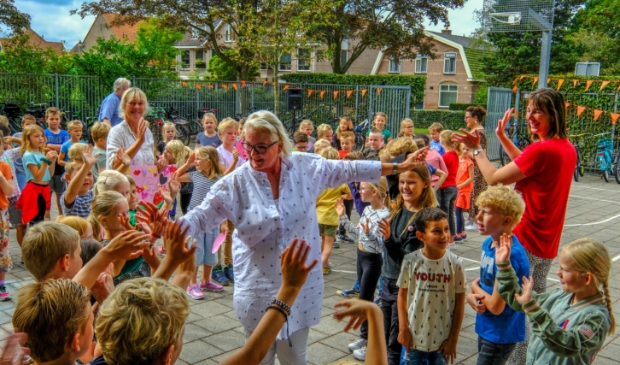 <p pstyle="PLAT">Volop feest op het schoolplein van DE Kerkuil met juf Jenny als middelpunt.</p>