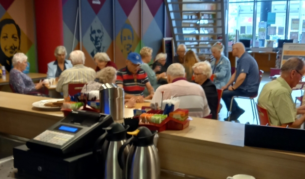 <p>Een middagje klaverjassen.</p>
