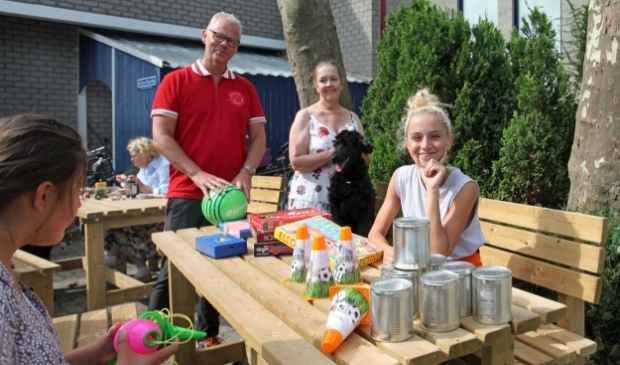 <p>Staand: Ronald Rutten en Henriëtte Roos van Stichting de Mini-maatschappij Gewoon Anders. Zittend: bezoekers. (Foto: Peter van Zetten). </p>