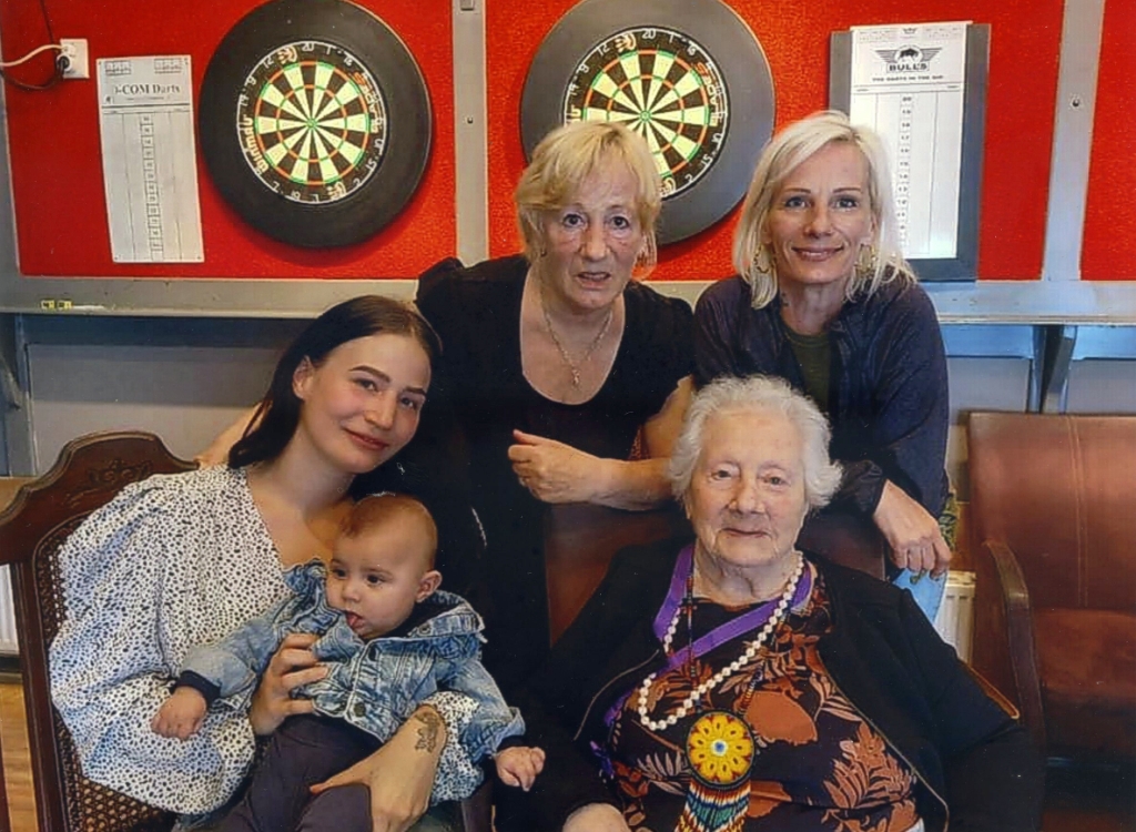 <p>Van jong naar jong belegen: Elif (5 maanden), Romy (21), Brenda (51), Lucy (72) en Greet (92).</p>