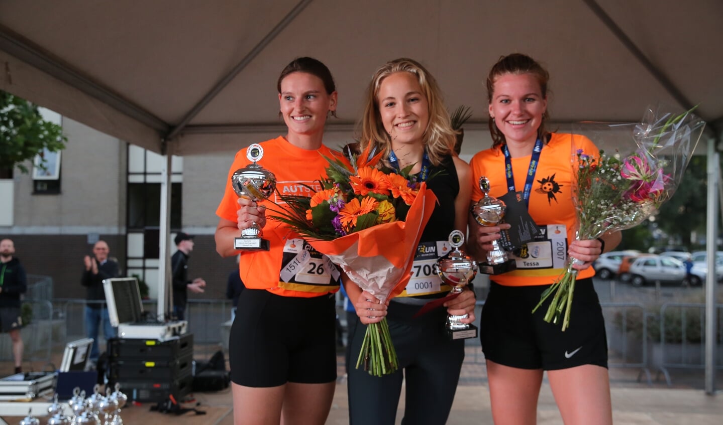 Podium vrouwen 5 kilometer: winnares Selma Heijdra (m), nummer twee Danouk Bannink (l) en nummer 3 Tessa Entius.