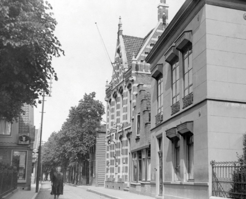<p>Noorderhoofdstraat circa 1950 met rechts het postkantoor dat in 1968 is gesloopt.</p>