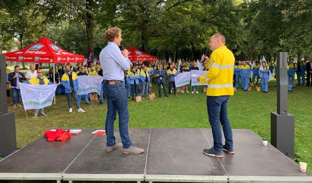 <p>Sprekers aan het woord, de Tata Steel-medewerkers luisteren.</p>