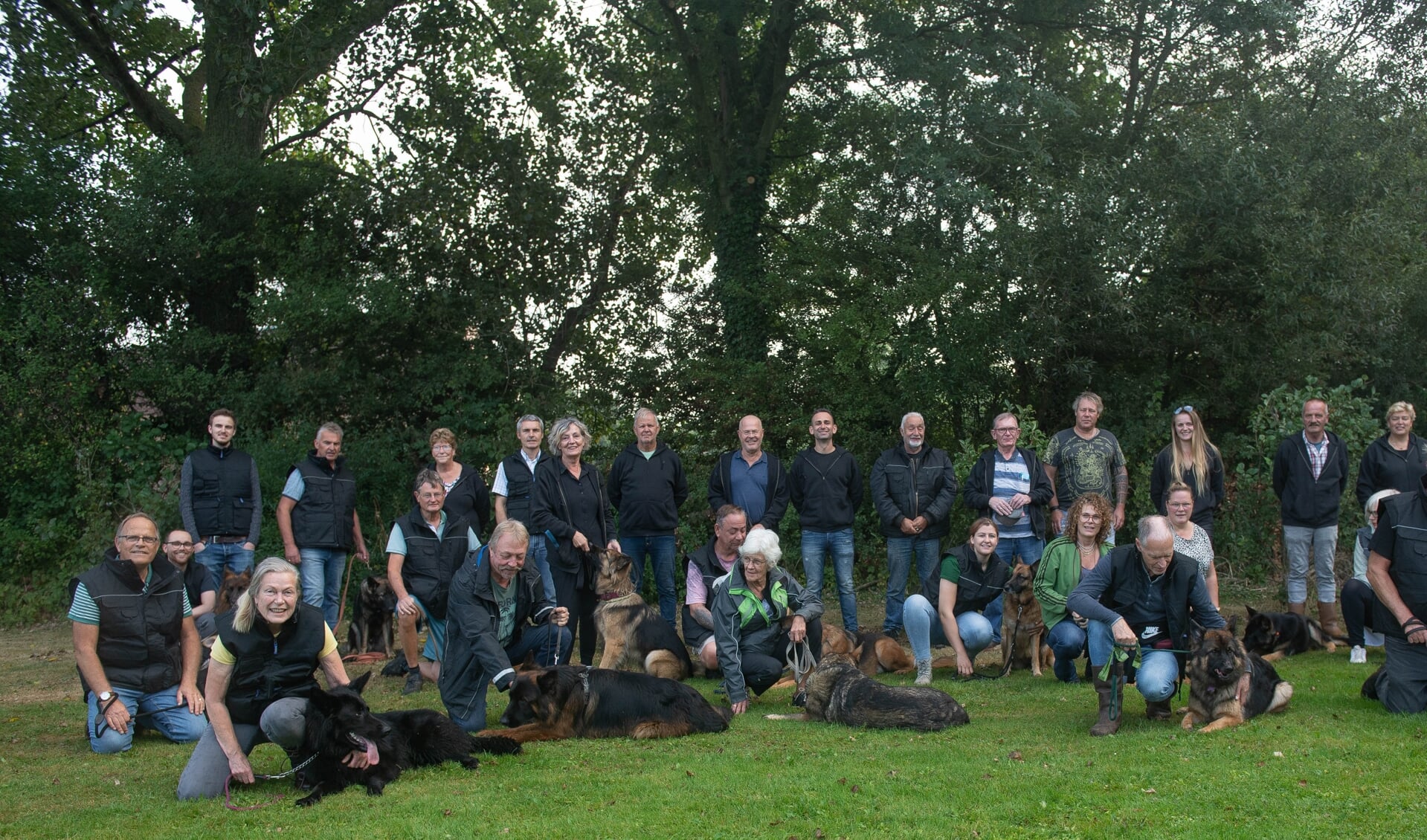 Groepsfoto leden van de Duits Herder Vereniging Kennemerland.