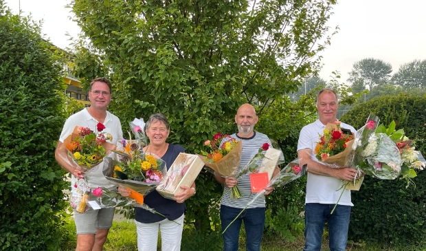 <p>René Zaal, Erna Lute, Jacques Zonneveld, en Johan Breetveld ontvangen een bloemetje voor hun jubileum. </p>