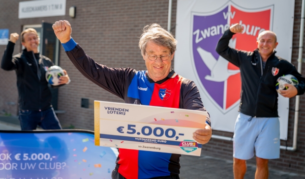 <p>Richard Padt nam de cheque in ontvangst.</p>
