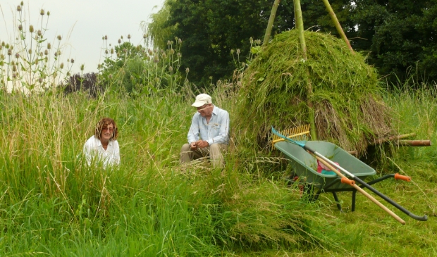 <p>Hanneke Straaijer en Fokke Jansma voelen zich 'happy' in de natuur.</p>