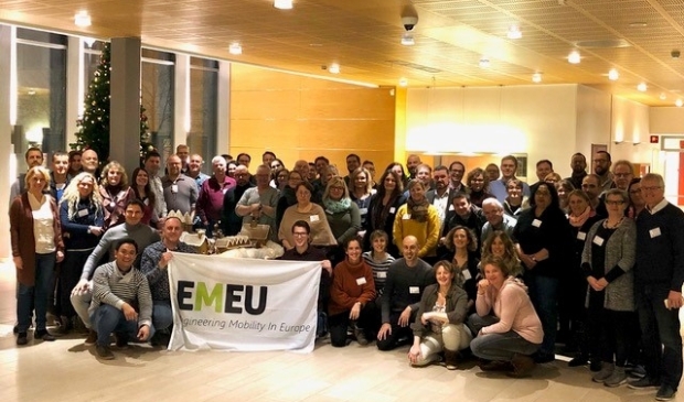 <p>Beeld van een (pre-corona) EMEU4all-bijeenkomst waar docenten van het Horizon College aan deelnamen, met helemaal rechts Frans van Schaik. </p>