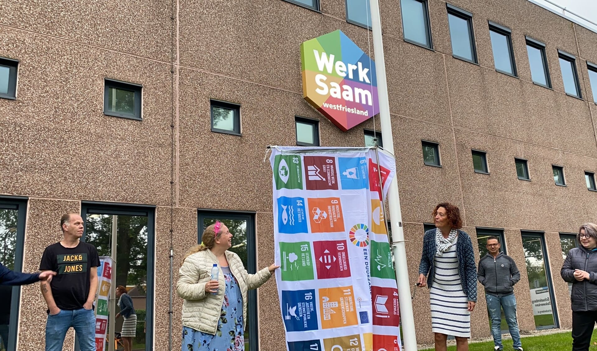 In het hele land, en dus ook bij WerkSaam, wordt vrijdag 24 september de vlag gehesen vanwege de ‘verjaardag’ van de Global Goals.