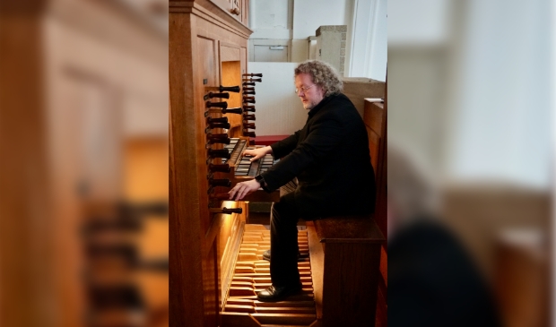 <p>Organist Aarnoud de Groen.</p>
