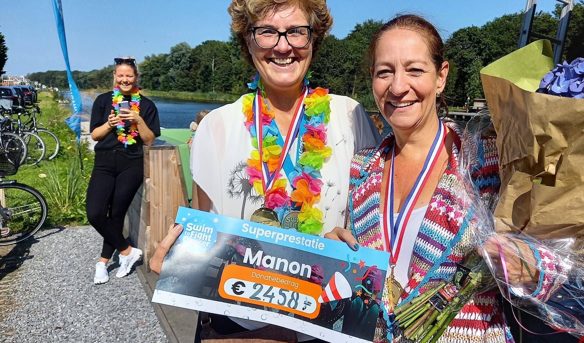 Brigitte van der Erve (links) en Manon Groepenhoff: blij met de prachtige opbrengst van deze Ringvaart-swim. 