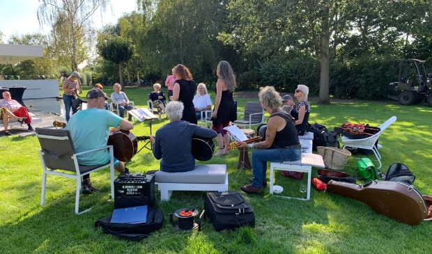 <p>Optreden van de Noord-Hollandse band Bedlam in een tuin aan de Brakersweg in Castricum.</p>