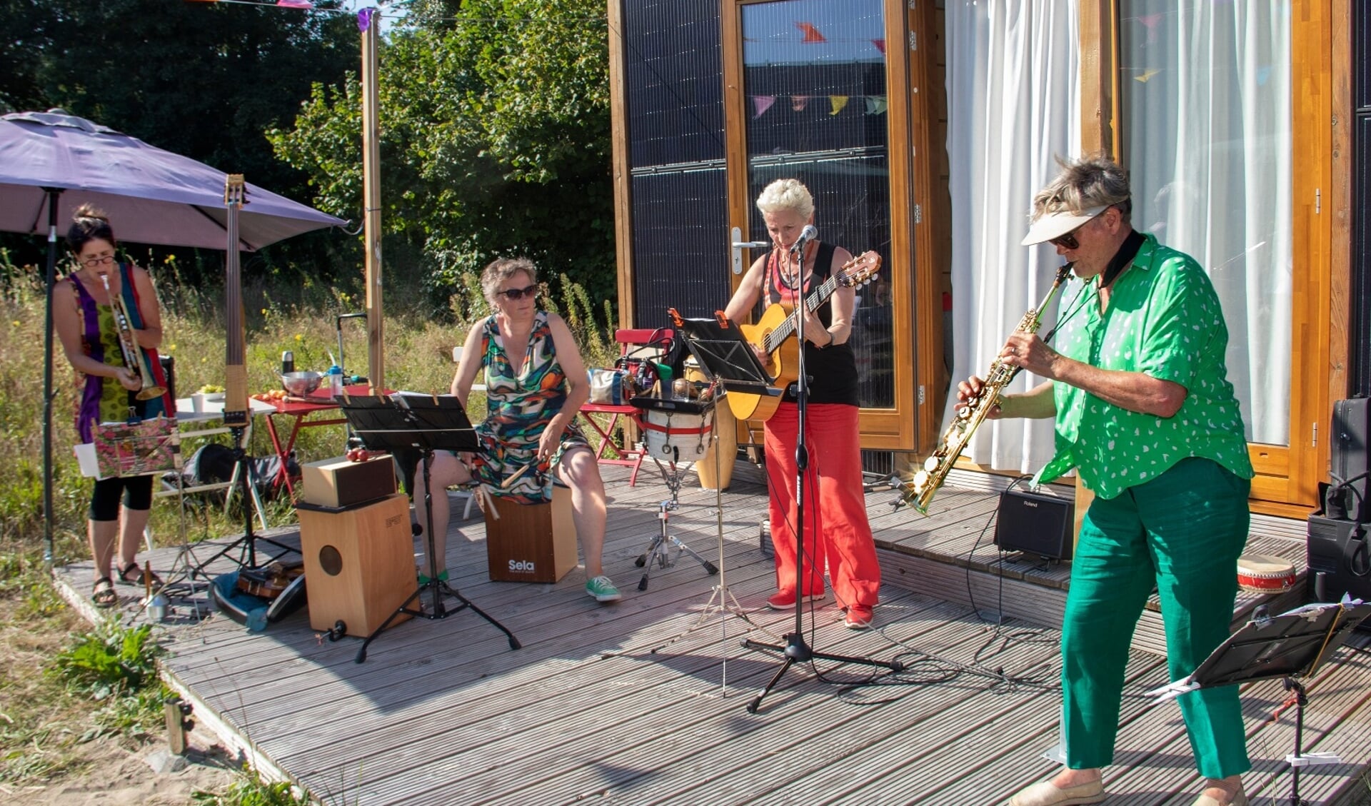 Op de veranda bij bandlid Martine Woudt speelde Todo & Co de zonnestralen uit de hemel. 